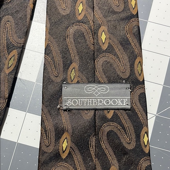 Elegant Brown Patterned Tie - Picture 3 of 7